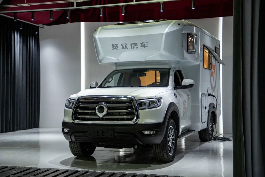 為什么覽眾房車要采用玻璃鋼“三明治”車身結(jié)構(gòu)？