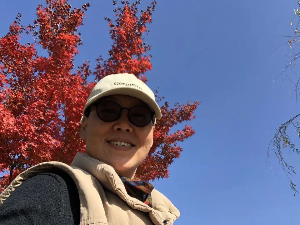 58歲的她，自駕房車旅居，一人兩犬，活成了自己喜歡的樣子